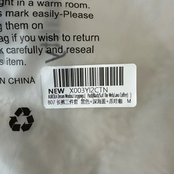 Bold Red Leggings with a Relaxed Fit - Picture 4 of 4